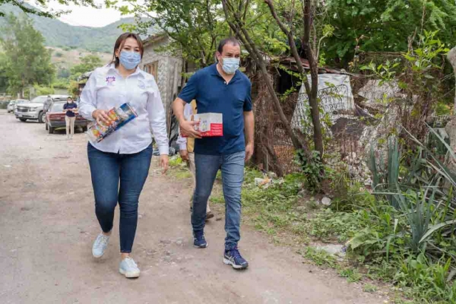 Lleva Cuauhtémoc Blanco sonrisas a niñas y niños de zona vulnerable de Temixco