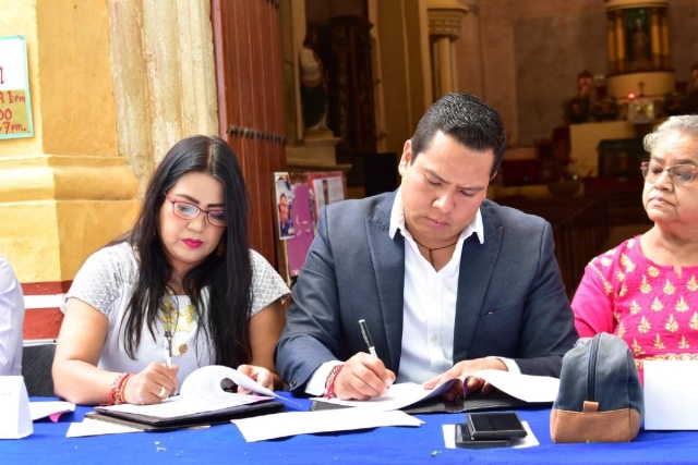 Irene Olea Torres y Ángel Augusto Domínguez firmaron el acta de hermanamiento.