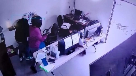 Los delincuentes irrumpieron en la base y en seguida amenazaron a las trabajadoras.