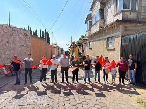Padres de familia y agricultores agradecieron al diputado Sergio Omar Livera por rehabilitaci&oacute;n de calle en Tlalnepantla