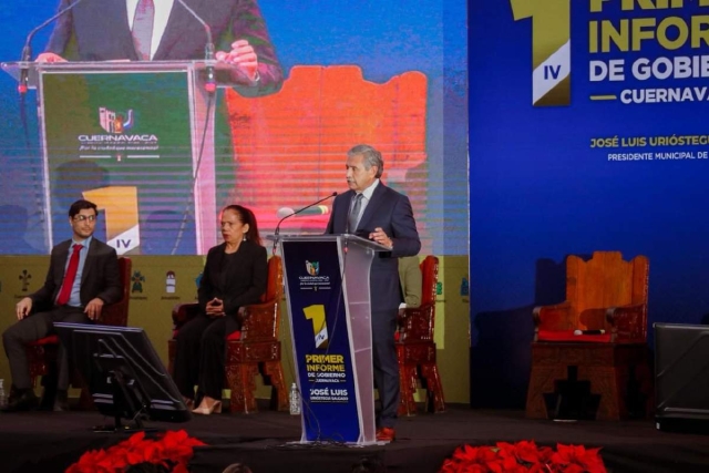 Cuernavaca recupera el orden, la confianza y los servicios que por años estuvieron abandonados, expresó Urióstegui Salgado en el acto ciudadano frente al Palacio de Cortés.  