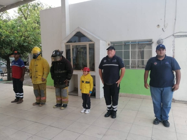 Niño festeja su cumpleaños con bomberos.