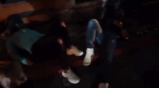 Los funcionarios quedaron lesionados sobre una acera.