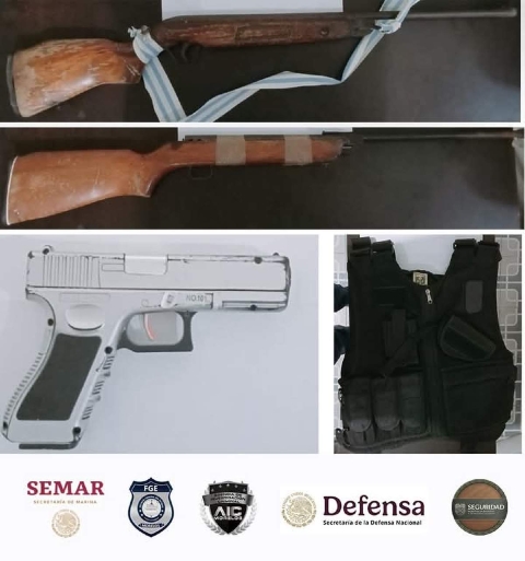  La droga y las armas que presuntamente portaban los ahora detenidos.