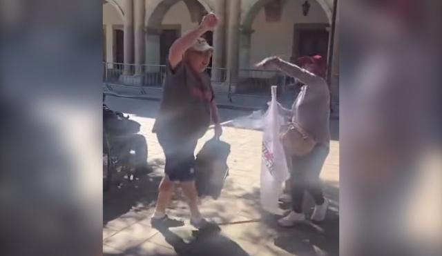 Turista estadounidense confronta manifestantes y pide polic&iacute;a en Z&oacute;calo de Oaxaca