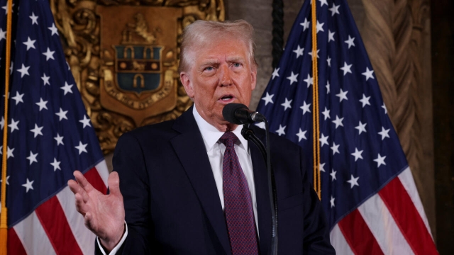 Trump pide a la Corte Suprema pausar caso de soborno a Stormy Daniels