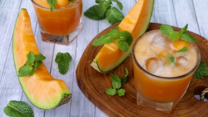 Refréscate con esta agua de melón y piña, perfecta para acompañar tu comida