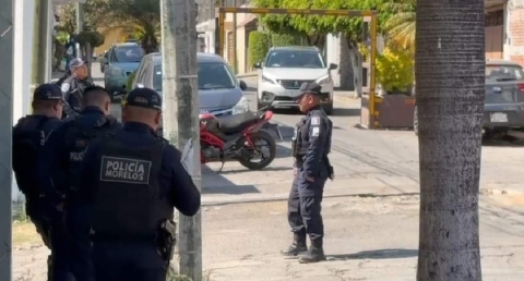 La motocicleta en la que viajaban los dos individuos fue incautada.
