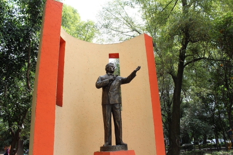 Entre música, flores y nostalgia, fanáticos rinden homenaje a José José en el Parque La China
