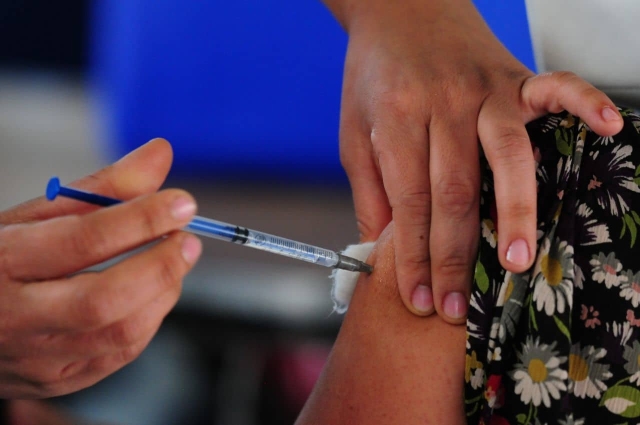 En 2022 iniciará vacunación de refuerzo para maestros.