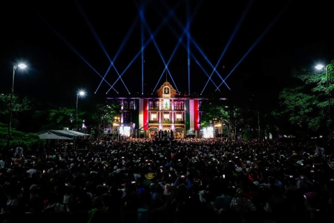 La gobernadora Margarita González Saravia honró a las mujeres de la Independencia la noche del 15 en una abarrotada plaza de armas de Cuernavaca.  