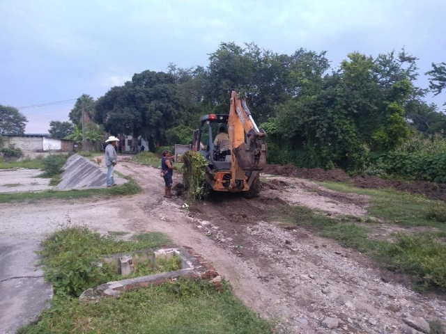 Contrataron maquinaria para intentar que el agua que ahora se estanca pueda correr hacia la laguna.