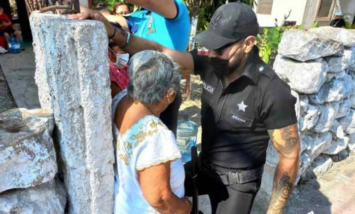 Alcaldesa de Yucatán contrata strippers vestidos de policías para celebrar 10 de mayo.