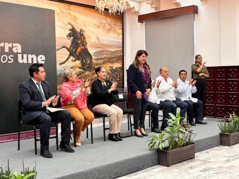 Preside gobernadora entrega de basificación a 67 maestras y maestros del Programa Estatal de Inglés