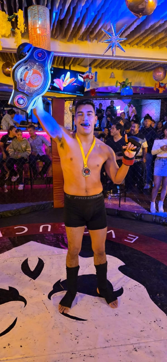 En la novena pelea de la noche, Luis Enrique &ldquo;El Gladiador de Dios&rdquo; se impuso a Daniel &ldquo;El Artillero&rdquo; Reina con nocaut t&eacute;cnico en el segundo asalto.