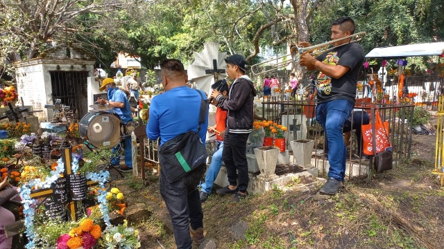 Gran afluencia de personas en panteones de Cuernavaca, este dos de noviembre