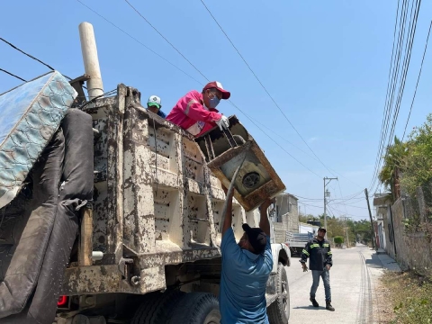 Autoridades de Jojutla realizan tareas de descacharrización para eliminar criaderos potenciales del mosco transmisor del dengue. El municipio es segundo en incidencia de la enfermedad.