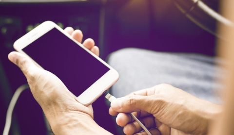 ¿Qué se conecta primero: el cargador o el celular? El simple paso que puede evitar incendios