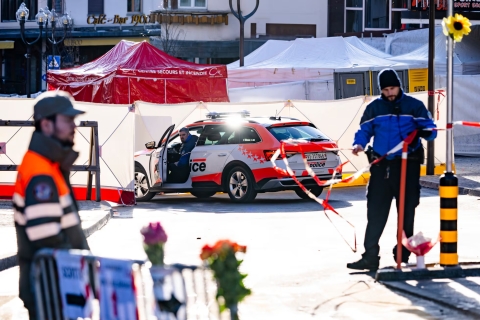 Agentes de polic&iacute;a en la estaci&oacute;n de esqu&iacute; de Crans-Montana, este jueves.