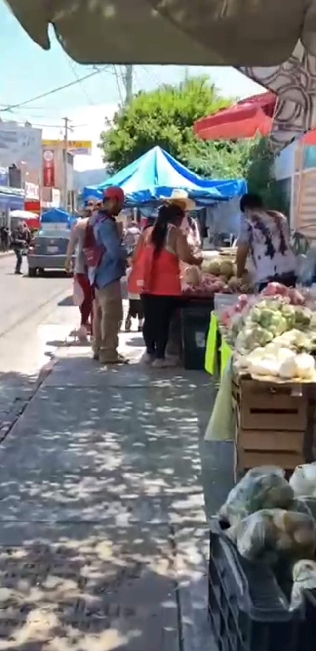  Poco les duró el gusto a los vendedores formales y a los peatones, pues los ambulantes se comenzaron a reinstalar esta semana.