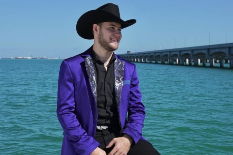 Tony Elizalde, vocalista de Calibre 50, sufre accidente y aparece con ambos brazos inmovilizados