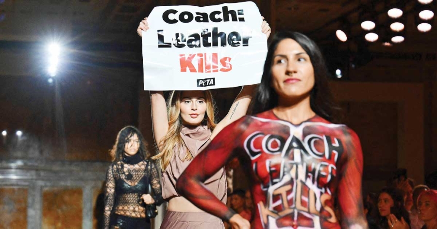 'El cuero mata': Interrumpen desfile de 'Coach' para protestar