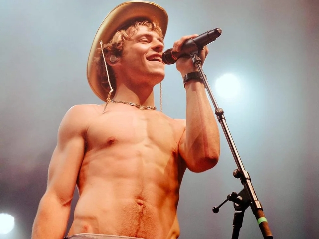 Ross Lynch besa a fan en concierto; causa controversia en redes sociales