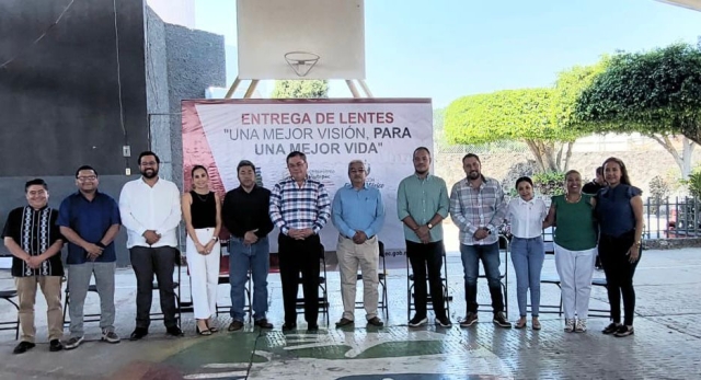 Entrega alcalde Rafael Reyes 100 pares de lentes graduados para población mayor de 40 años