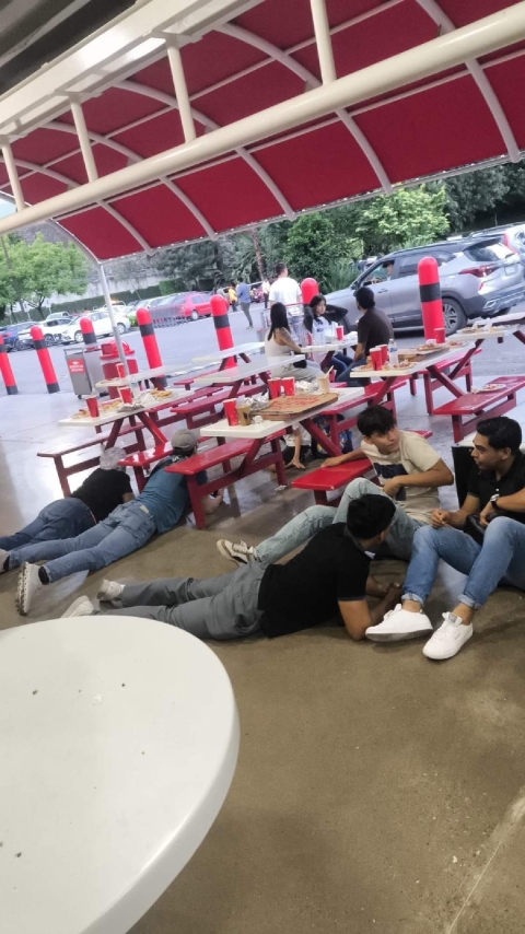 Al escuchar las detonaciones, clientes y empleados se lanzaron al piso para resguardarse ante el temor de resultar lesionados.