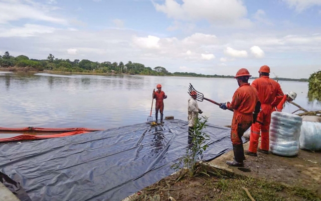 Pemex recupera 1.6 millones de litros tras fuga en río Pantepec, Veracruz