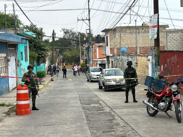 La víctima quedó junto a la banqueta y una motoneta.