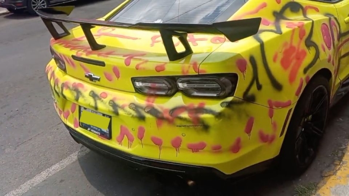 &#039;Nunca engañen a sus novias&#039;: Mujer grafitea auto de LUJO de su novio por serle infiel