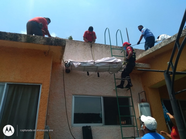 Fallece en azotea de vivienda tras tocar cables de alta tensión, en Temixco