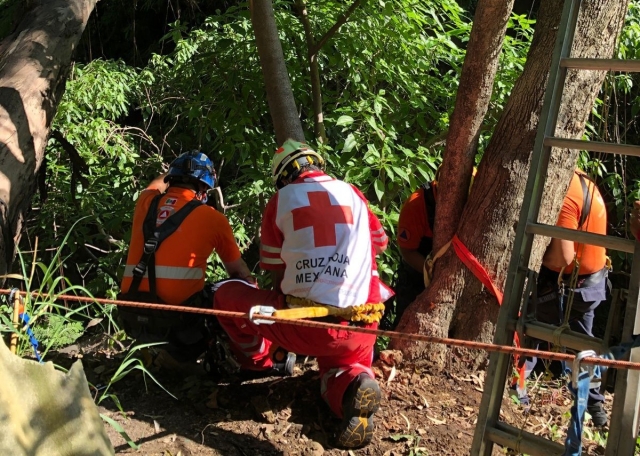 Laboran en rescate de cuerpo en barranca en Acapantzingo