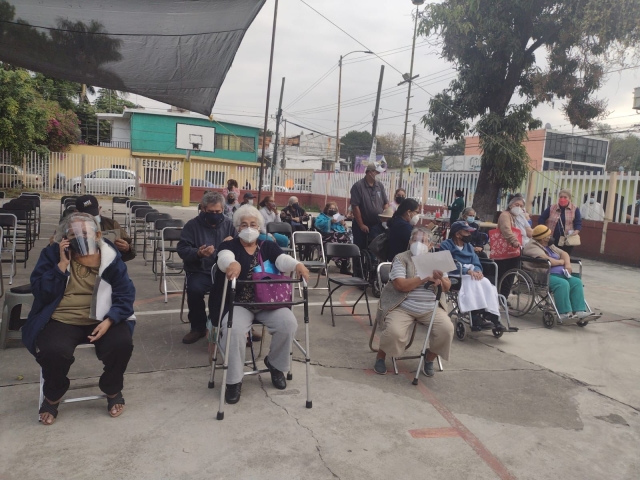 Aplican vacunas de refuerzo a adultos mayores de Jiutepec