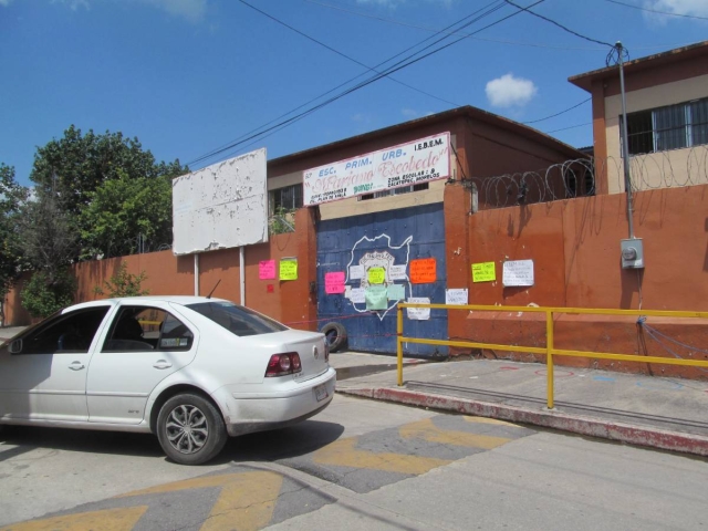 Padres de familia acusaron que les están imponiendo la compra del uniforme en un solo lugar, cuando las autoridades educativas han dicho que no debe haber condicionamientos.