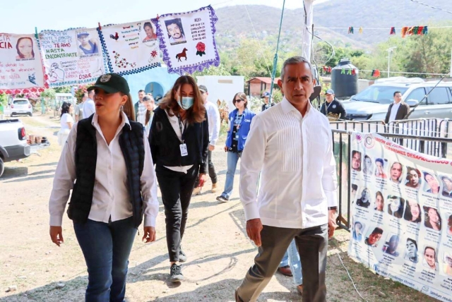 El fiscal Fernando Blumenkron dialog&oacute; con representantes de colectivos de b&uacute;squeda en el pante&oacute;n Pedro Amaro de Jojutla. 