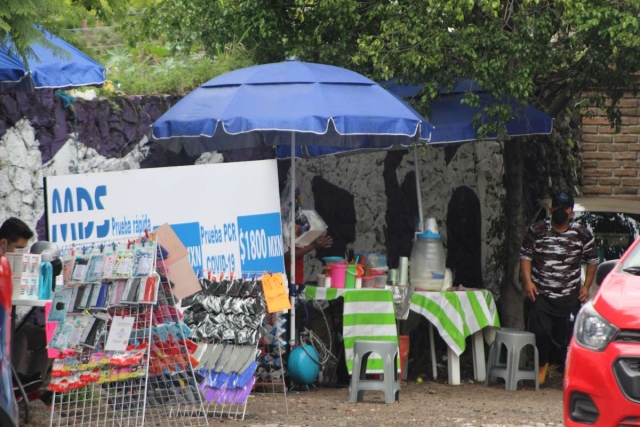 El comercio informal comienza a llenar cualquier rincón de la colonia Vista Hermosa con toda clase de productos.