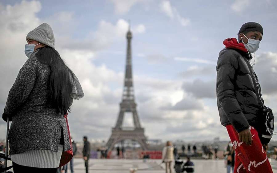 Francia refuerza medidas COVID en medio de protestas.