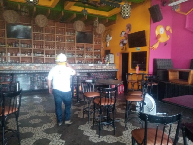 Atienden bomberos y PC Cuernavaca incendio en restaurante en plaza Averanda