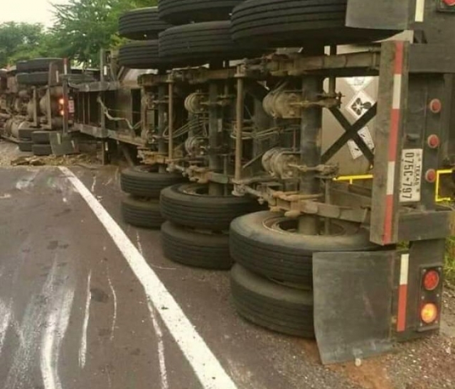 Vuelca pipa en autopista a Iguala