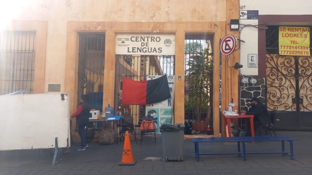 Bandera rojinegra en el Centro de Lenguas de UAEM