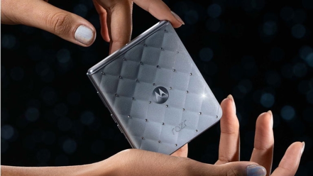 Motorola lanza edición de lujo del Razr 60 y los Buds Loop con cristales Swarovski