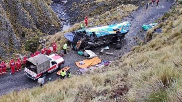Autobús cae por un barranco en Bolivia y deja ocho muertos