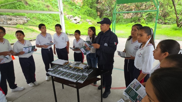 Capacitan a estudiantes de Emiliano Zapata en técnicas de rescate con taller de rapel