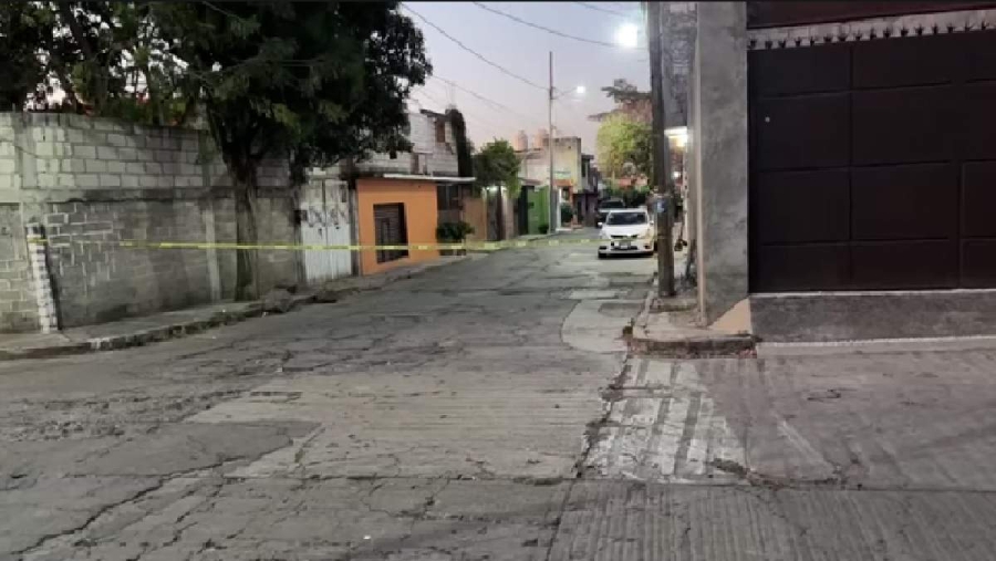   En la colonia Otilio Montaño, un hombre fue asesinado a tiros al llegar a su casa.