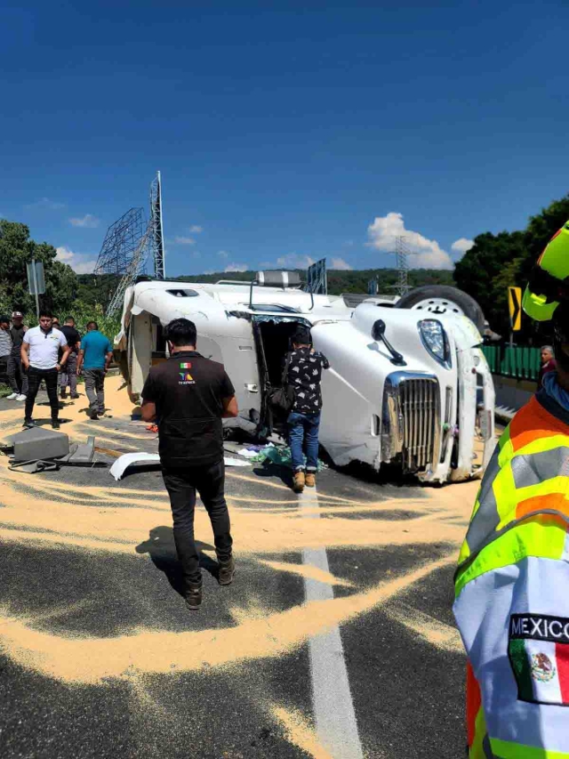 El tráiler resultó con severos daños.