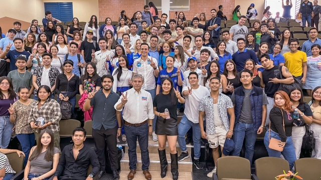 Estudiantes de la UAEM van con José Luis Urióstegui