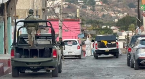 Personal militar y elementos de la Guardia Nacional resguardaron la zona mientras se realizaban las diligencias.