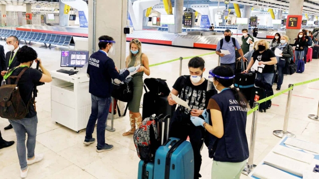 España abre fronteras a turistas vacunados contra COVID.